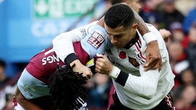 Frustrasi Tak Cetak Gol, Ronaldo 'Main Gulat' Lawan Bek Aston Villa