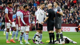 Meme Ronaldo Usai MU Kalah: Tidur di Kursi dan Gelut Lawan Bek Villa