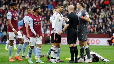 img-title Meme Ronaldo Usai MU Kalah: Tidur di Kursi dan Gelut Lawan Bek Villa