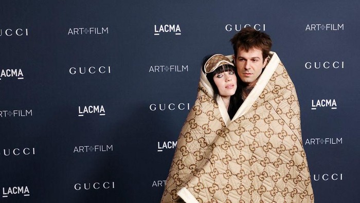 Billie Eilish Pamer Pacar Baru! Tampil Gemas Pakai Selimut Gucci di Red Carpet Billie Eilish Pamer Pacar Baru! Tampil Gemas Pakai Selimut Gucci di Red Carpet