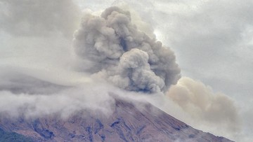 Abu erupsi gunung api aktif tertinggi di Indonesia itu terpantau mengarah ke kawasan Kecamatan Gunung Tujuh, Kabupaten Kerinci, Jambi.