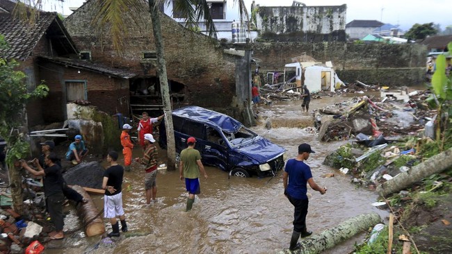 Sebanyak Tujuh mobil milik warga hanyut terseret banjir bandang yang melanda kawasan Ngaliyan dan Mangkang Kota Semarang pada Minggu (6/11) malam.