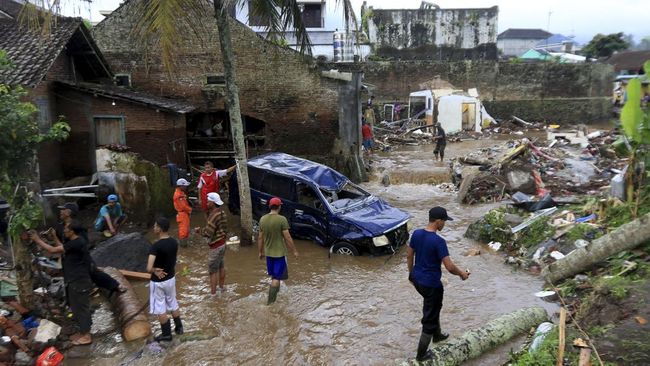 Banjir Terjang Semarang, 7 Mobil Hanyut  Passiontoprofit