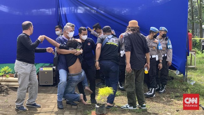 Dua jenazah korban Tragedi Kanjuruhan atas nama NDR (16) dan NDB (13) menjalani autopsi, Sabtu (5/11) lalu, namun hasilnya belum ada sejauh ini.