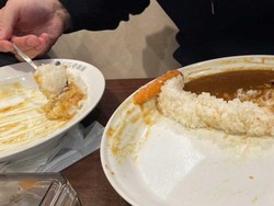 Cara Pria Ini Makan Nasi Kari Efektif Kurangi Bekas Nodanya di Piring