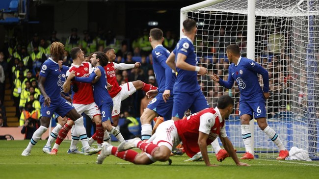 Klasemen Liga Inggris kembali dipimpin Arsenal yang sukses mengalahkan Chelsea. Sementara Manchester City harus rela tergusur.