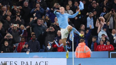 img-title FOTO: Drama Penalti Haaland Bawa Man City Terbang ke Puncak