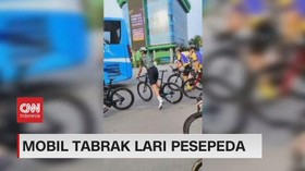 VIDEO: Mobil Tabrak Lari Pesepeda