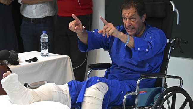 Imran Khan terlihat keluar dari rumah sakit menggunakan kursi roda, tiga hari setelah lolos dari upaya pembunuhannya.