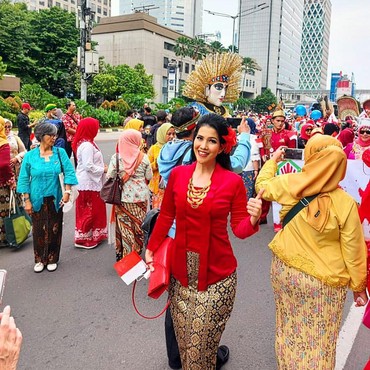 Antusiasme Peserta Wanita Berkebaya di Parade Budaya Nusantara