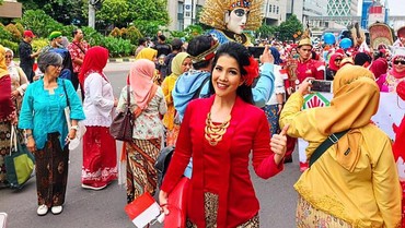 Antusiasme Peserta Wanita Berkebaya di Parade Budaya Nusantara