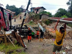 Tanah Bergerak di Sirampog Brebes Kian Parah, 65 Rumah Rusak-Dibongkar