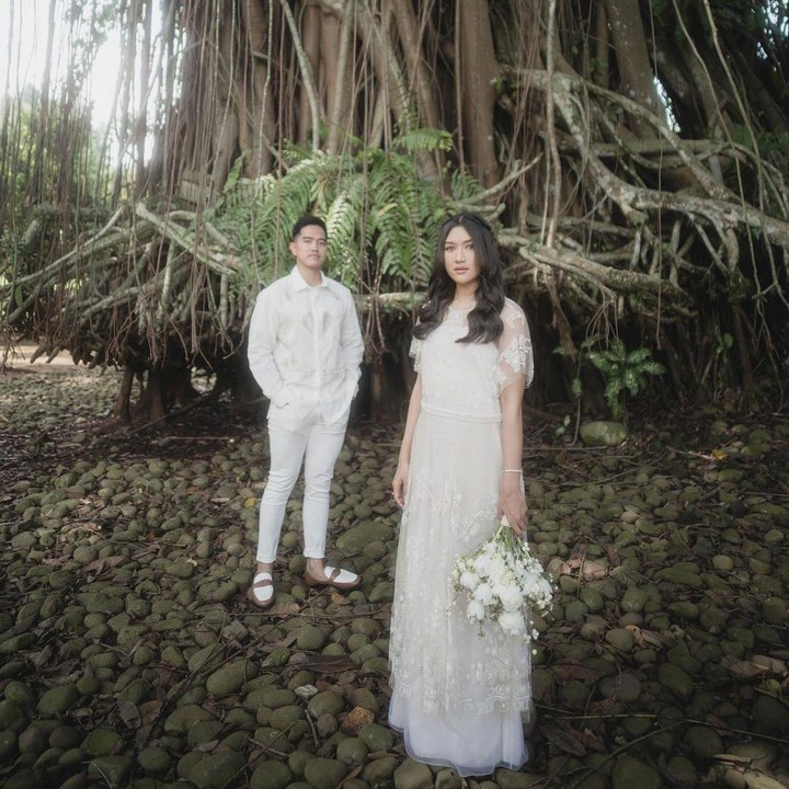 <p>Konsep selanjutnya, Kaesang dan Erina sama-sama mengenakan pakaian berwarna putih. Mereka pun memilih pohon beringin sebagai latar pemotretan. (Foto: Instagram: @kaesangp)</p>