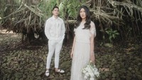 <p>Konsep selanjutnya, Kaesang dan Erina sama-sama mengenakan pakaian berwarna putih. Mereka pun memilih pohon beringin sebagai latar pemotretan. (Foto: Instagram: @kaesangp)</p>