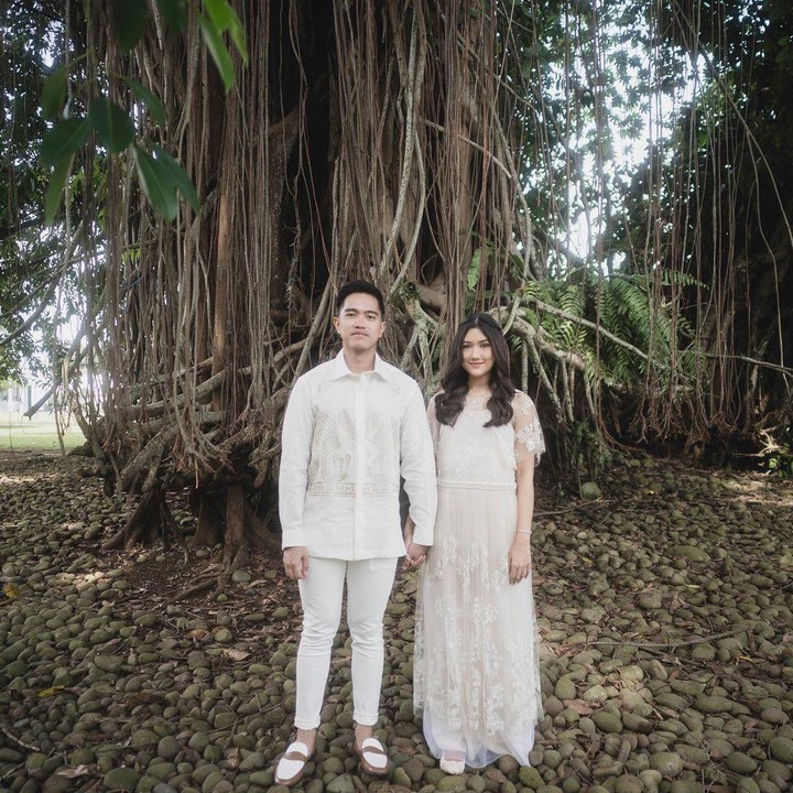 <p>Sementara itu, Kesang terlhat gagah dengan kemeja dan celana putih. Ia juga mengenakan sepatu perpaduan putih dan cokelat. (Foto: Instagram: @kaesangp)</p>