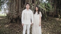 <p>Sementara itu, Kesang terlhat gagah dengan kemeja dan celana putih. Ia juga mengenakan sepatu perpaduan putih dan cokelat. (Foto: Instagram: @kaesangp)</p>