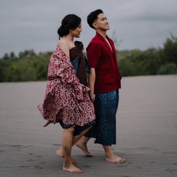<p>Pada konsep pertama, Erina dan Kaesang berpose menggunakan kain tradisional bernuansa merah dan biru. Keduanya terlihat berjalan di lautan pasir. (Foto: Instagram: @erinagudono)</p>
