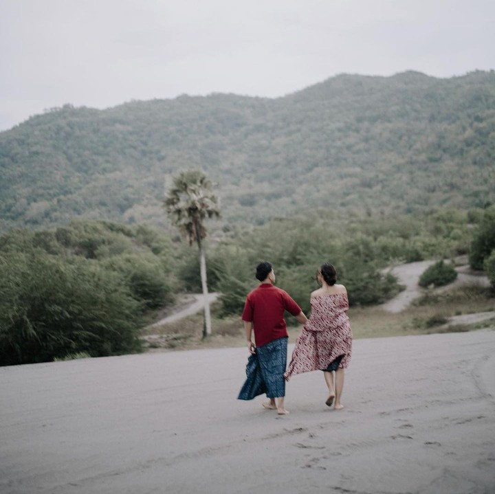 <p>Kaesang Pangarep dan Erina Gudono kembali melakukan pemotretan prewedding, Bunda. Setelah sebelumnya melakukan pemotretan di Stadion Manahan Solo, kini keduanya mengusung konsep alam. (Foto: Instagram: @erinagudono)</p>