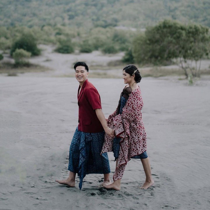 <p>Tak hanya itu, sesekali keduanya juga bergandengan tangan, Bunda. Mesra banget, ya. (Foto: Instagram: @erinagudono)</p>