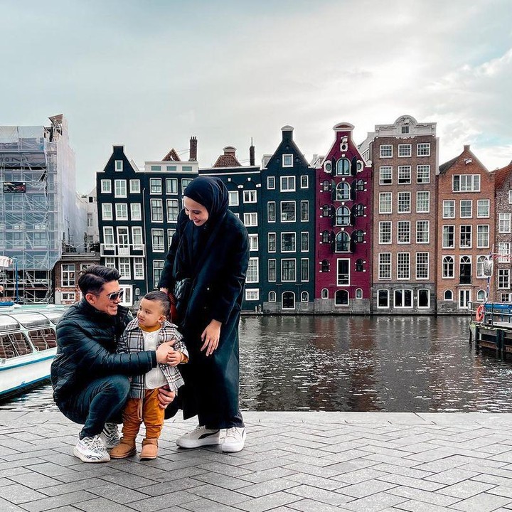 <p>Irwansyah dan Zaskia Sungkar berlibur ke luar negeri bersama sang anak, Ukkasya, Bunda. Negeri Kincir Angin pun menjadi tujuan mereka. (Foto: Instagram: @irwansyah_15)</p>
