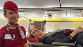 Wanita Tertinggi di Dunia Naik Pesawat Pertama Kali, Gimana Caranya?