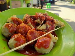 Mencicipi Kenyal-Enaknya Salome, Cilok dari Dompu yang Bikin Nagih!