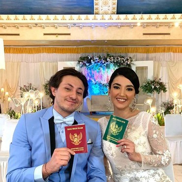 7 Potret Senyum Bahagia Tsania Marwa & Dylan Carr Pamer Buku Nikah