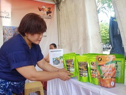 Kiat UMKM di Denpasar Olah Daun Kelor-Pare Jadi Camilan