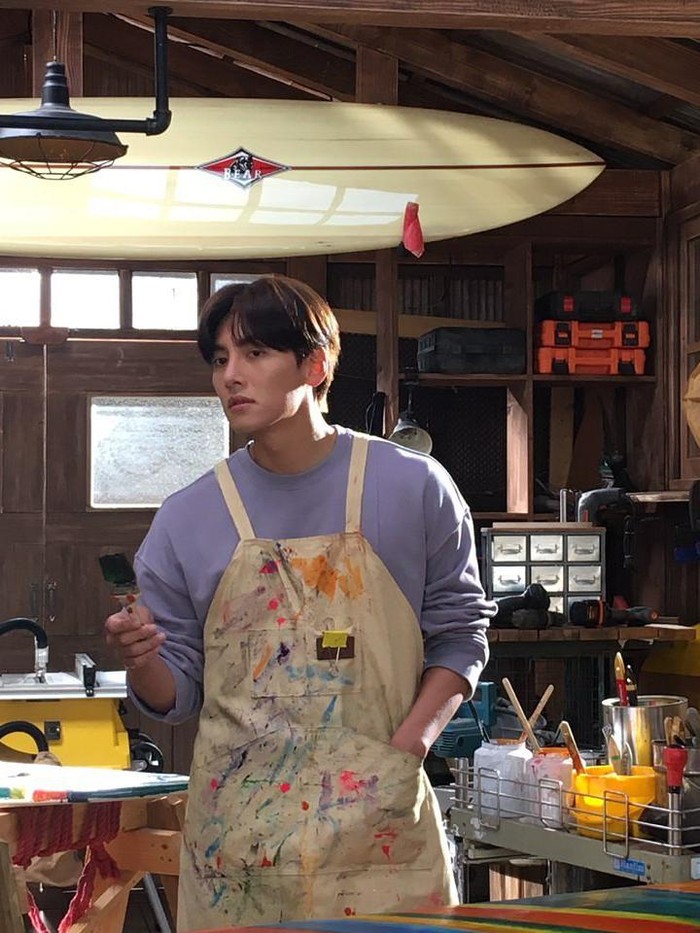 Adu akting dengan Kim Ji Won di Lovestruck in the City, Ji Chang Wook berperan sebagai arsitek. Tak hanya tampan dan jujur, perannya kali ini lebih hangat dan bikin baper./ Foto: instagram.com/jichangwook/