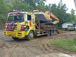 2 Alat Berat dari Surabaya Langsung Beraksi Tangani Dampak Banjir Trenggalek