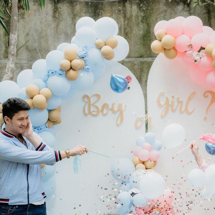 <p>Beberapa waktu lalu, pasangan ini mengadakan <em>gender reveal</em> untuk calon anak pertamanya dan jenis kelamin Si Kecil yang sering mereka sebut Baby Z ini adalah laki-laki. (Foto: Instagram @yxsmine.ow/@seirios.co)</p>
