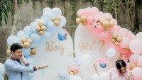 <p>Beberapa waktu lalu, pasangan ini mengadakan <em>gender reveal</em> untuk calon anak pertamanya dan jenis kelamin Si Kecil yang sering mereka sebut Baby Z ini adalah laki-laki. (Foto: Instagram @yxsmine.ow/@seirios.co)</p>