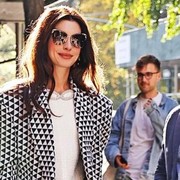 Bergaya Bak Cher di 'Clueless', Lihat Gaya Anne Hathaway dengan Blazer Motif Houndstooth