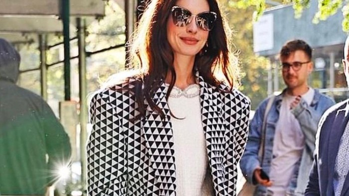 Bergaya Bak Cher di 'Clueless', Lihat Gaya Anne Hathaway dengan Blazer Motif Houndstooth Bergaya Bak Cher di 'Clueless', Lihat Gaya Anne Hathaway dengan Blazer Motif Houndstooth