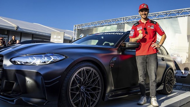 Francesco Bagnaia diganjar BMW M3 Competition Touring usai menjadi juara MotoGP 2022.