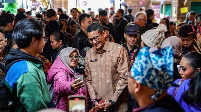 Menurut Sandiaga uno, Indonesian Day bisa jadi sarana untuk memperkenalkan bukan hanya pariwisata Indonesia tapi juga produk-produk ekonomi kreatif.