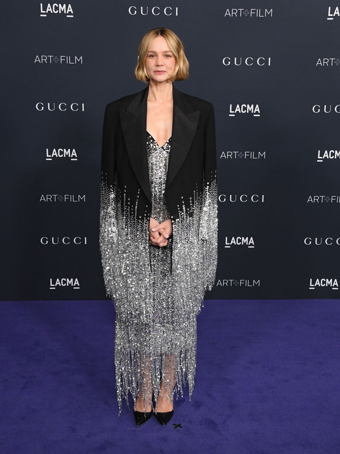 Aktris Carrey Mulligan tampil glamor dalam gaun dan cape aksen rumbai yang berkilauan. Drop dead gorgeous! Foto: FilmMagic/Steve Granitz