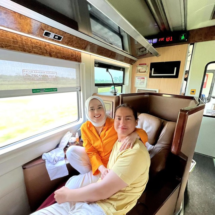 <p>Duh, perjalanan naik kereta api keluarga Cut Meyriska dan Roger Danuarta tampak menyenangkan ya, Bunda? Kita doakan semoga keluarga ini sehat dan sampai tujuan dengan selamat, ya. (Foto: Instagram @cutratumeyriska)</p>
