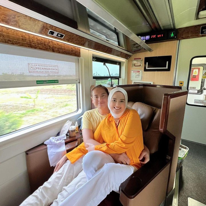 <p>Keluarga pasangan Cut Meyriska dan Roger Danuarta beberapa waktu yang lalu bagikan potret liburan, Bunda. Kali ini mereka mengajak kedua anaknya dan memilih untuk menggunakan transportasi darat, yakni kereta api. (Foto: Instagram @rogerojey)<br /><br /><br /></p>