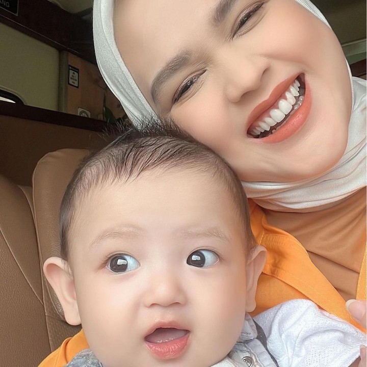 <p>Anak-anak pasangan ini terlihat happy lho, Bunda. Bayi yang hampir berusia genap 7 bulan ini juga terlihat tak rewel selama dalam perjalanan. (Foto: Instagram @cutratumeyriska)<br /><br /><br /></p>