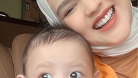 <p>Anak-anak pasangan ini terlihat happy lho, Bunda. Bayi yang hampir berusia genap 7 bulan ini juga terlihat tak rewel selama dalam perjalanan. (Foto: Instagram @cutratumeyriska)<br /><br /><br /></p>