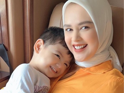 7 Potret Cut Meyriska & Roger Danuarta Ajak Kedua Anaknya Naik Kereta Api