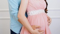 <p>Dalaman <em>maternity shoot</em>-nya Yasmine tampil memesona dengan balutan <em>dress pink</em> tanpa lengan bersama sang suami yang tampak mengenakan kemeja berwarna biru. (Foto: Instagram @yxsmine.ow/@bangpeng__)</p>