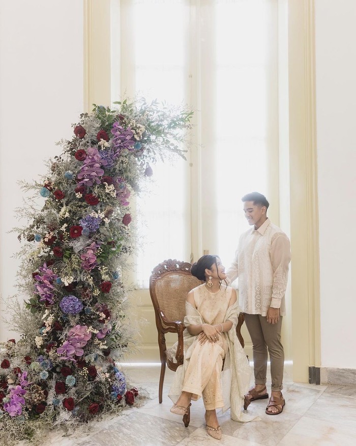 Dibantu fashion stylist Doley Tobing, Erina tampil cantik dengan setelan sleeveless berwarna putih dari Biyan/Foto:Instagram/kaesangp