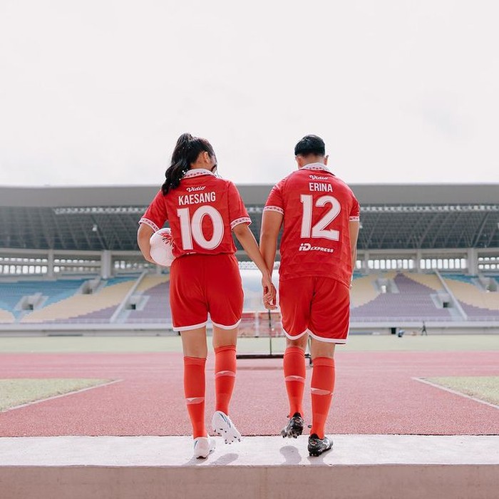Erina kenakan jersey dengan nama punggung Kaesang, sebaliknya juga anak bungsu Presiden Joko Widodo ini juga kenakan nama sang kekasih/Foto:Instagram/kaesangp