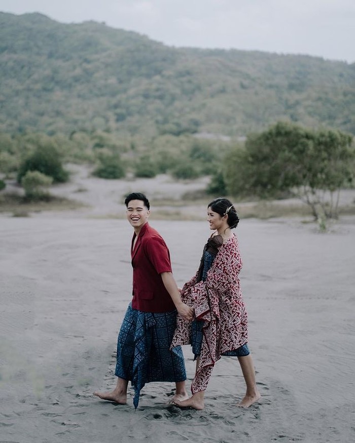 Erina kenakan kemben kain yang dipadukan dengan selendang, sedangkan Kaesang mkenakan kemeja merah yang serasi dari desainer Abduh Surya/Foto:Instagram/kaesangp