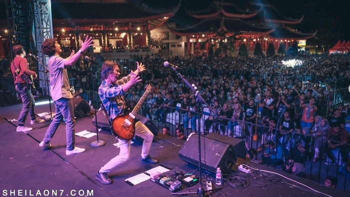 Gelar Konser Tunggal, Ini 10 Momen Sheila On 7 Kompak Makan Bareng