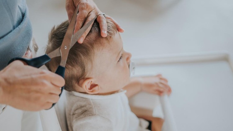 Ilustrasi Model Rambut Bayi Mother cutting his baby boy hair at home