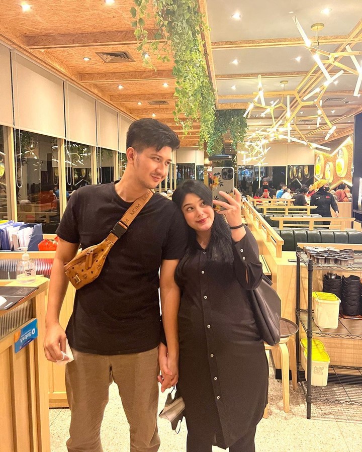 Pasangan Yasmine Ow dan Aditya Zoni tengah berbahagia menyambut kelahiran Baby Z, anak pertama mereka. Intip potret kehamilan Yasmine, yuk Bunda!