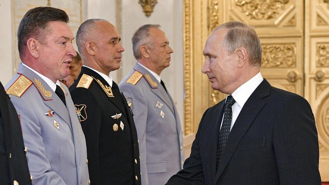 Presiden Vladimir Putin memecat komandan senior militer Rusia, Kolonel Jenderal Alexander Lapin, di saat pergerakan pasukannya di Ukraina terus melemah.